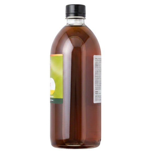 アーユルヴェーダの薬局のBEAMセサミオイル750ml。茶色の液体が入った透明なプラスチックボトル。
