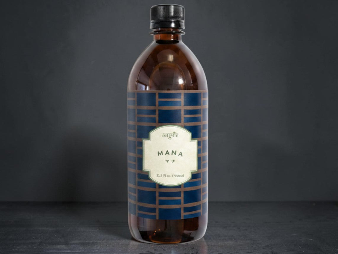 アーユルヴェーダの薬局が提供する、MANAとラベルされた茶色の遮光ボトルに入ったシロダーラ専用セサミオイル