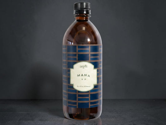 アーユルヴェーダの薬局が提供する、MANAとラベルされた茶色の遮光ボトルに入ったシロダーラ専用セサミオイル